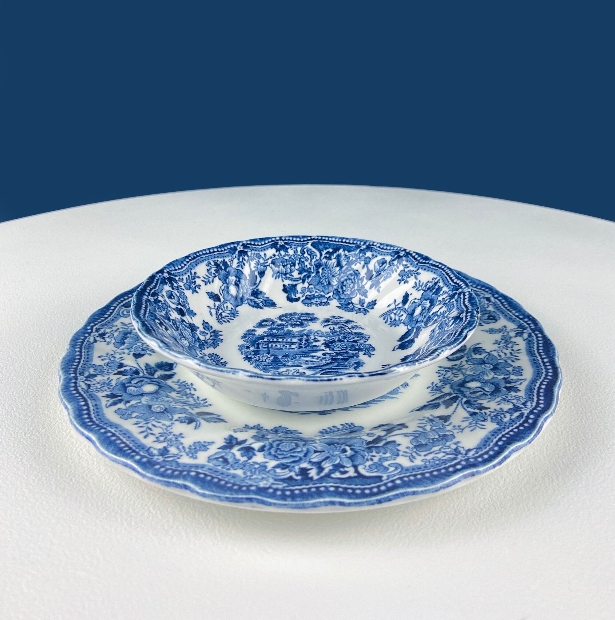 Collection of Fine English Blue White Tableware. 3 Plates & 2 Berry Bowls. Lochs of Scotland. Huddington Court. Tonquin by Mott. Rustic Home